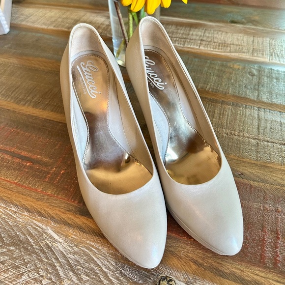 🍾💟🥂AUTHENTIC GUCCI Leather Platform tan/cream Pumps - Great Condition!🍾🥂 - Picture 16 of 16
